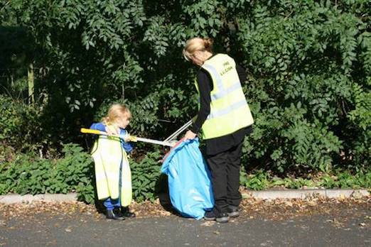 litter pick in Samlesbury